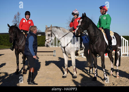 (Von links nach rechts) AP McCoy, Victoria Pendleton und Frankie Dettori während einer Unterrichtsstunde im Springsport mit Olympia Goldmedaillengewinner Nick Skelton in seinem Ardencote Farm Stables in Warwickshire. Stockfoto