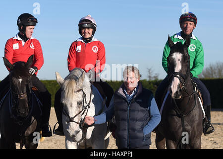 (Von links nach rechts) AP McCoy, Victoria Pendleton und Frankie Dettori während einer Unterrichtsstunde im Springsport mit Olympia Goldmedaillengewinner Nick Skelton in seinem Ardencote Farm Stables in Warwickshire. Stockfoto