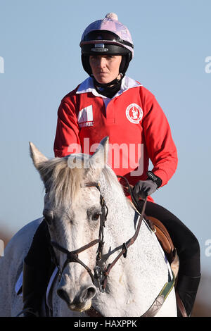 Victoria Pendleton während einer Unterrichtsstunde im Springsport mit Olympia Goldmedaillengewinner Nick Skelton in seinem Ardencote Farm Stables in Warwickshire. Stockfoto