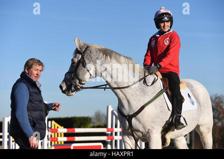 Victoria Pendleton während einer Unterrichtsstunde im Springsport mit Olympia Goldmedaillengewinner Nick Skelton in seinem Ardencote Farm Stables in Warwickshire. Stockfoto