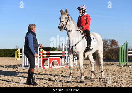 Victoria Pendleton während einer Unterrichtsstunde im Springsport mit Olympia Goldmedaillengewinner Nick Skelton in seinem Ardencote Farm Stables in Warwickshire. Stockfoto