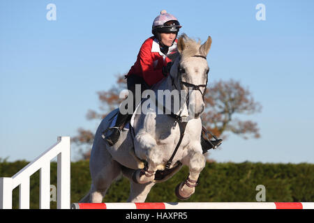 Victoria Pendleton während einer Unterrichtsstunde im Springsport mit Olympia Goldmedaillengewinner Nick Skelton in seinem Ardencote Farm Stables in Warwickshire. Stockfoto