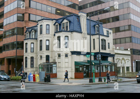 Alte Zeile Häuser sind umgeben von modernen Bürogebäuden am 20. und N Straßen NW, Washington, DC. Stockfoto