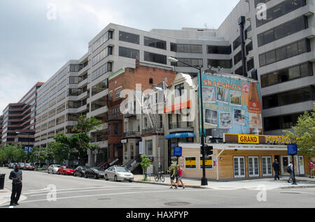 Jahrhunderte alte Häuser sind jetzt Kleinunternehmen und umgeben von modernen städtischen Bürogebäude in der Nähe von K Street NW, Washington, DC. Stockfoto