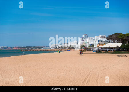 QUARTEIRA, PORTUGAL - OKTOBER 8, 2015: Nicht identifizierte Personen genießen Sie den Strand von Quarteira am 8 Oktober 2015, Quartiera ist der Strand in Algarve Portigal fo Stockfoto