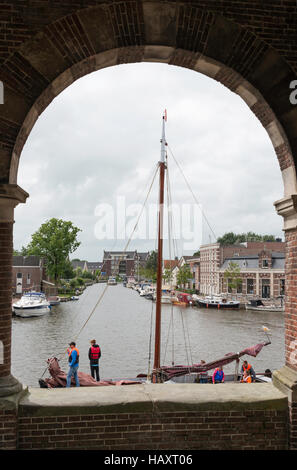 SNEEK, Niederlande - 8. August 2016: nicht identifizierten Personen Segeln auf einem Boot im Hafen am 8. August 2016 in Sneek, Sneek ist der Hauptort sailin Stockfoto