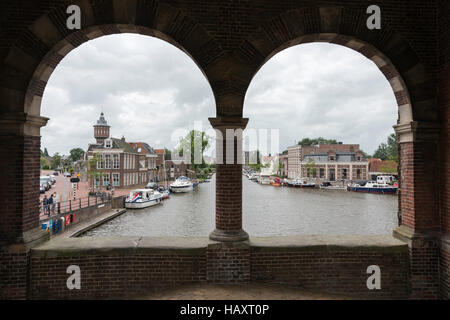 SNEEK, Niederlande - 8. August 2016: nicht identifizierte Personen genießen Sie den Hafen und die Boote am 8. August 2016 in Sneek, Sneek ist der Hauptort Segeln hys Stockfoto