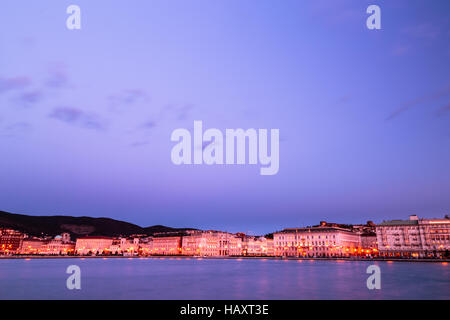 Die Lichter der Stadt Triest, Nachdenken über das Meer Stockfoto