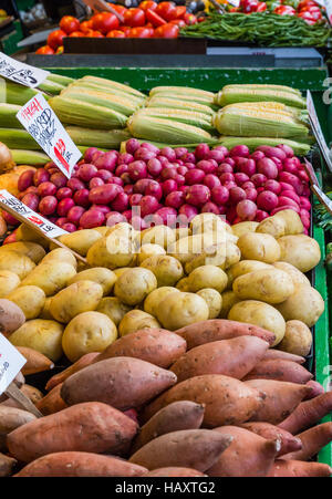 Kartoffeln und Mais in einem lokalen Markt Stockfoto