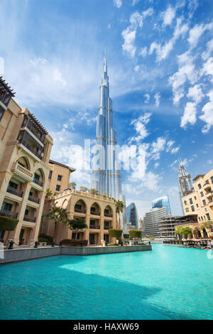 DUBAI FINANCIAL CENTER, Vereinigte Arabische Emirate-Februar 29, 2016: Blick auf Burj Khalifa (828 m Höhe) in finanziellen Zentrum von Dubai, Vereinigte Arabische Emirate Stockfoto