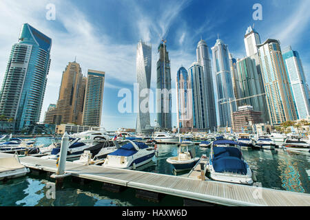 DUBAI, UNITED ARAB EMIRATES - FEBRUATY 29, 2016: Dubai Marina Wolkenkratzer, Hafen mit Luxus-Yachten und Marina Promenade, Dubai, Vereinigte Arabische Emirate Stockfoto