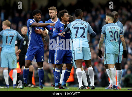 Chelseas Nathaniel Chalobah (links) ist von Gary Cahill (zweiter von links) zurückgehalten wie Manchester Citys Kelechi Iheanacho (72) zurückhält Chelseas Willian (Mitte) nach Manchester Citys Sergio Agüero (nicht im Bild) Foulspiel von Chelsea David Luiz (nicht im Bild) in der Premier League match im Etihad Stadium Manchester. PRESSEVERBAND Foto. Bild Datum: Samstag, 3. Dezember 2016. Finden Sie unter PA Geschichte Fußball Manchester City. Bildnachweis sollte lauten: Martin Rickett/PA Wire. Einschränkungen: EDITORIAL verwenden nur keine unbefugten Audio, Video, Daten, Spielpläne, Verbandsliga/Logos oder "live"-Dienst Stockfoto