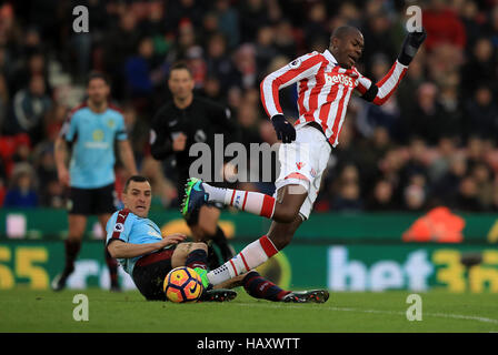 Burnley Dean Marney (links) und Stoke City Giannelli Imbula (rechts) Kampf um den Ball in der Premier League match bei Bet365-Stadion, Stoke-on-Trent. Stockfoto