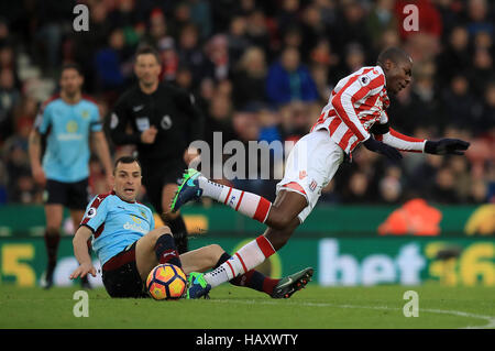 Burnley Dean Marney (links) und Stoke City Giannelli Imbula (rechts) Kampf um den Ball in der Premier League match bei Bet365-Stadion, Stoke-on-Trent. Stockfoto