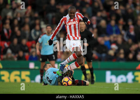 Burnley Dean Marney (links) und Stoke City Giannelli Imbula (rechts) Kampf um den Ball in der Premier League match bei Bet365-Stadion, Stoke-on-Trent. Stockfoto