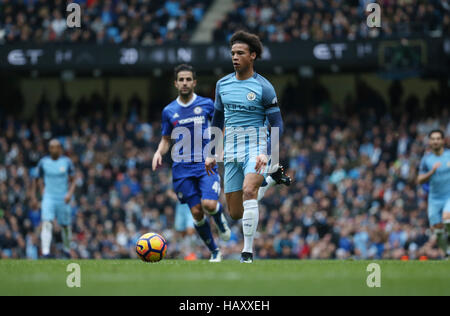 Manchester Citys Leroy Sane und Chelseas Cesc Fabregas in Aktion Stockfoto