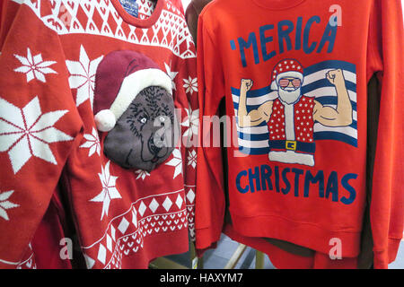 Macy's Flagship-Kaufhaus zeigt humorvolle hässliche Pullover während der Weihnachtszeit, New York City, USA Stockfoto