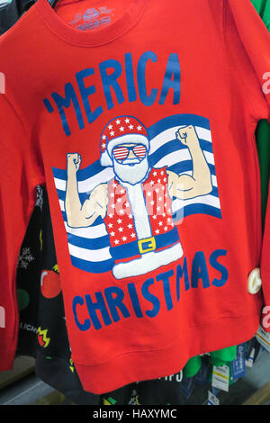 Macy's Flagship-Kaufhaus zeigt humorvolle hässliche Pullover während der Weihnachtszeit, New York City, USA Stockfoto