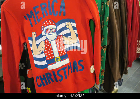 Macy's Flagship-Kaufhaus zeigt humorvolle hässliche Pullover während der Weihnachtszeit, New York City, USA Stockfoto