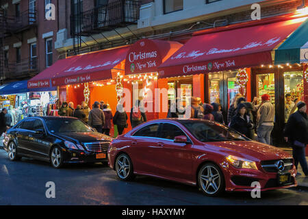 Ferienzeit in der Mulberry Street in der Abenddämmerung in Little Italy, New York Stockfoto