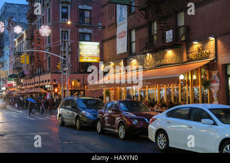 Ferienzeit in der Mulberry Street in der Abenddämmerung in Little Italy, New York Stockfoto