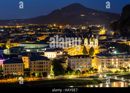 Salzburg Österreich, schöner Ausblick auf die Altstadt von Salzburger Land in Österreich in der Nacht Stockfoto