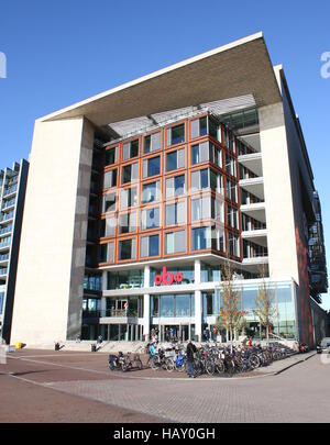 Conservatorium (Amsterdam University of Arts) Gebäude & Amsterdam Public Library OBA bei Oosterdokskade, Amsterdam, Niederlande Stockfoto