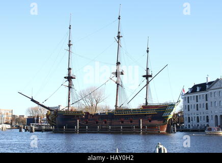 Replikat VOC-Schiff Amsterdam festgemacht vor Dutch National Maritime Museum (Scheepvaartmuseum) in Amsterdam, Niederlande Stockfoto