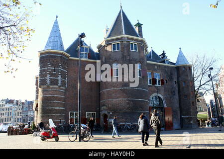 15. Jahrhundert Waag (wiegen Haus) am Nieuwmarkt Platz in Amsterdam, Niederlande. Früher ein Stadttor, heute ein restaurant Stockfoto