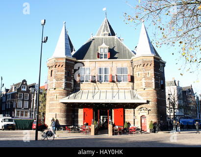 15. Jahrhundert Waag (wiegen Haus) am Nieuwmarkt Platz in Amsterdam, Niederlande. Früher ein Stadttor, heute ein restaurant Stockfoto