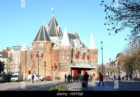 15. Jahrhundert Waag (wiegen Haus) am Nieuwmarkt Platz in Amsterdam, Niederlande. Früher ein Stadttor, heute ein restaurant Stockfoto