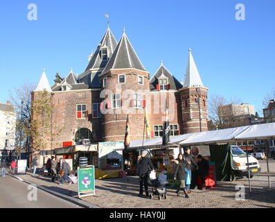 Markt vor dem 15. Jahrhundert Waag (wiegen Haus) am Nieuwmarkt Platz in Amsterdam, Niederlande. Ehemalige Stadttor Stockfoto