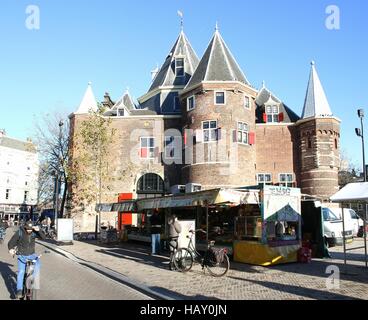 15. Jahrhundert Waag (wiegen Haus) am Nieuwmarkt Platz in Amsterdam, Niederlande. Früher ein Stadttor, heute ein restaurant Stockfoto