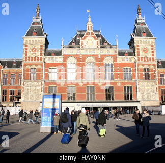 Pendler und Touristen vor Amsterdam CS zum Hauptbahnhof, wie Stationsplein (Bahnhofsplatz) Stockfoto