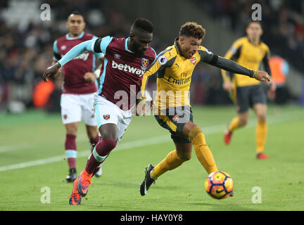 Arsenals Alex Oxlade-Chamberlain (rechts) und West Ham United Arthur Masuaku Kampf um den Ball in der Premier League match bei der London-Stadion. Stockfoto