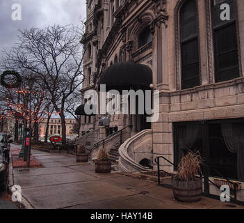 Syracuse, New York, USA. 3. Dezember 2016.  Die Gridley Gebäude in der Innenstadt von Syracuse, New York in der Weihnachtszeit Stockfoto