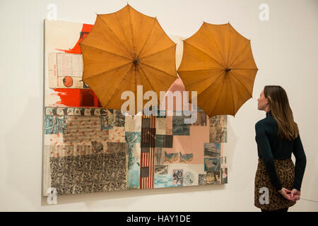 Ohne Titel (Spread), 1963, von Robert Rauschenberg. Tate Modern große Ausstellung der Arbeiten von Robert Rauschenberg (1925 – 2008), organisiert in Zusammenarbeit mit dem Museum of Modern Art in New York ist die erste posthume Retrospektive und die umfassendste Übersicht über das Werk des Künstlers seit 20 Jahren. Die Ausstellung läuft vom 1. Dezember 2016, 2. April 2017. Stockfoto