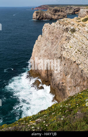 Küste bei Cabo de Sao Vicente, Kap St. Vincent, Algarve, Portugal Stockfoto