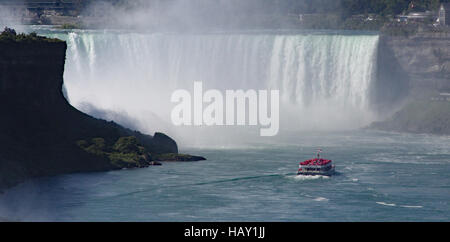 Hufeisen fällt auf der kanadischen Seite von Niagara Falls mit einer Fähre Richtung in den Nebel. Foto von der amerikanischen Seite Stockfoto