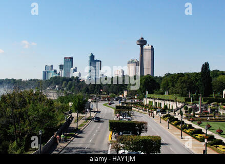 Ansicht des Skylon Tower und der kanadischen Seite von Niagara Falls in Ontario, Kanada von Rainbow Bridge Stockfoto