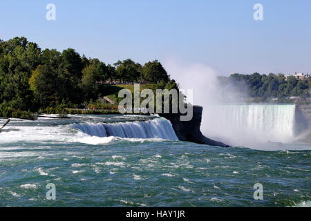 Horseshoe Falls und Bridal Veil Falls genommen vom Niagara Falls State Park auf der amerikanischen Seite mit Blick auf das fließende Wasser Stockfoto