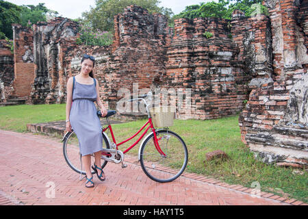 Mädchen mit dem Fahrrad vor alten Königreich von Ayutthaya in Thailand Stockfoto