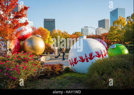 Mutter und Sohn genießen einen schönen Herbsttag im Rathaushof World of Coca-Cola im Centennial Olympic Park in Atlanta, GA. Stockfoto