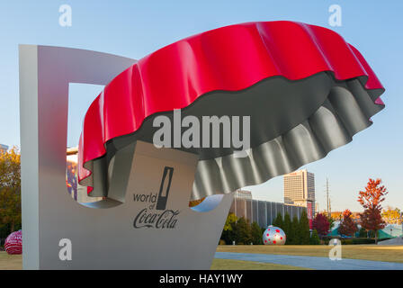 World of Coca-Cola Informationsstand mit Flaschenverschluss in der Innenstadt von Atlanta mit Hauptsitz von Coca-Cola World im Hintergrund. Stockfoto