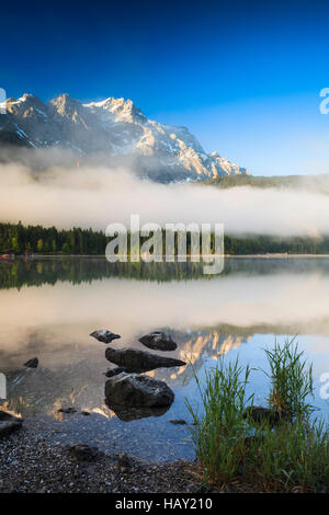 Bei Sonnenaufgang mit Reflexion in Eibsee Zugspitze. Garmisch-Partenkirchen. Oberbayern. Deutschland. Stockfoto