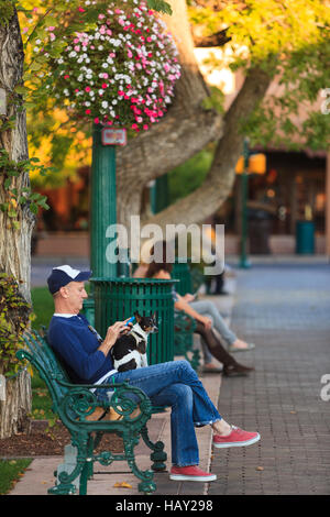 Ein einheimischer genießt eine warme Oktober-Abend in der historischen Plaza in der Innenstadt von Santa Fe New Mexico USA. Stockfoto