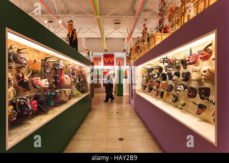 Touristen erkunden die Exponate im Museum of International Folk Art in Santa Fe New Mexico USA. Stockfoto