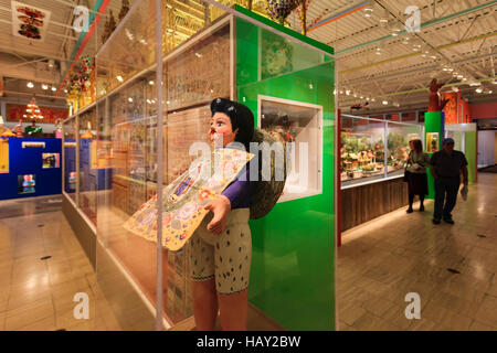 Touristen erkunden die Exponate im Museum of International Folk Art in Santa Fe New Mexico USA. Stockfoto