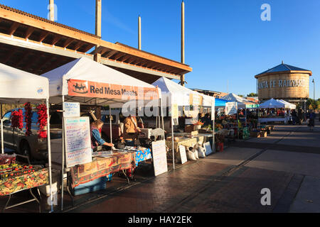 Anbieter in Santa Fe Samstag Bauernmarkt neben des Rangierbahnhofs zeigen ihre Waren feil, Santa Fe New Mexico USA. Stockfoto