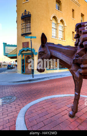 Das Lensic Performing Arts Center an der Ecke der Burro Gasse in der Innenstadt von Santa Fe New Mexico USA. Stockfoto